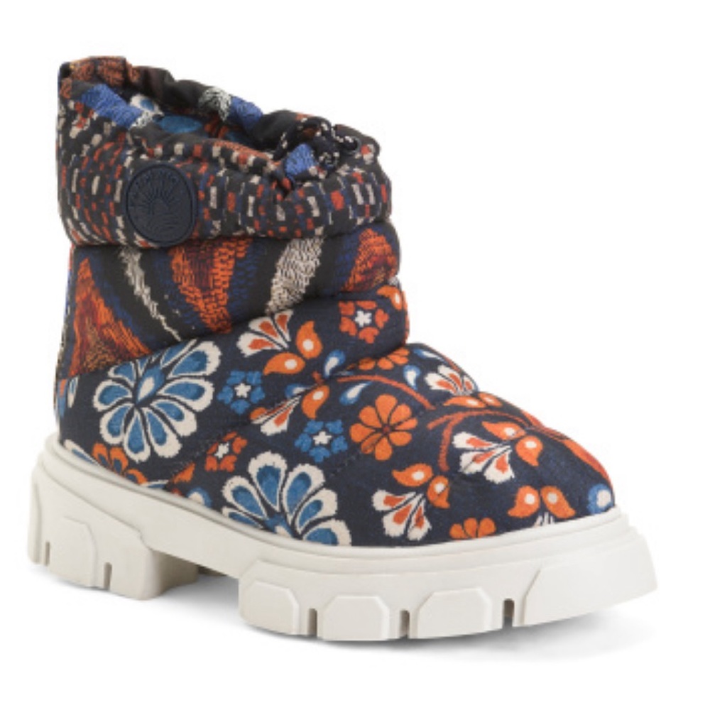NWT FARM RIO  Pineapple Flowers Lug Sole Ankle Boots